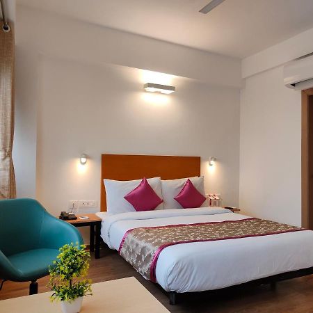 Kanak Beacon Hotel - Ashram Road アーメダバード エクステリア 写真