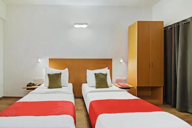 Kanak Beacon Hotel - Ashram Road アーメダバード エクステリア 写真