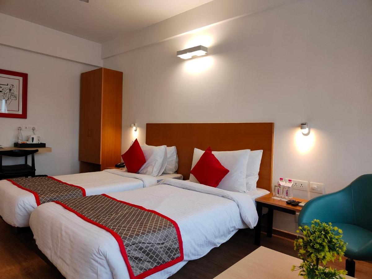 Kanak Beacon Hotel - Ashram Road アーメダバード エクステリア 写真