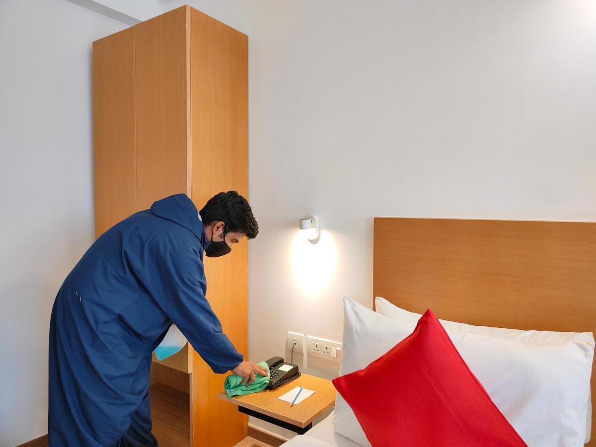 Kanak Beacon Hotel - Ashram Road アーメダバード エクステリア 写真