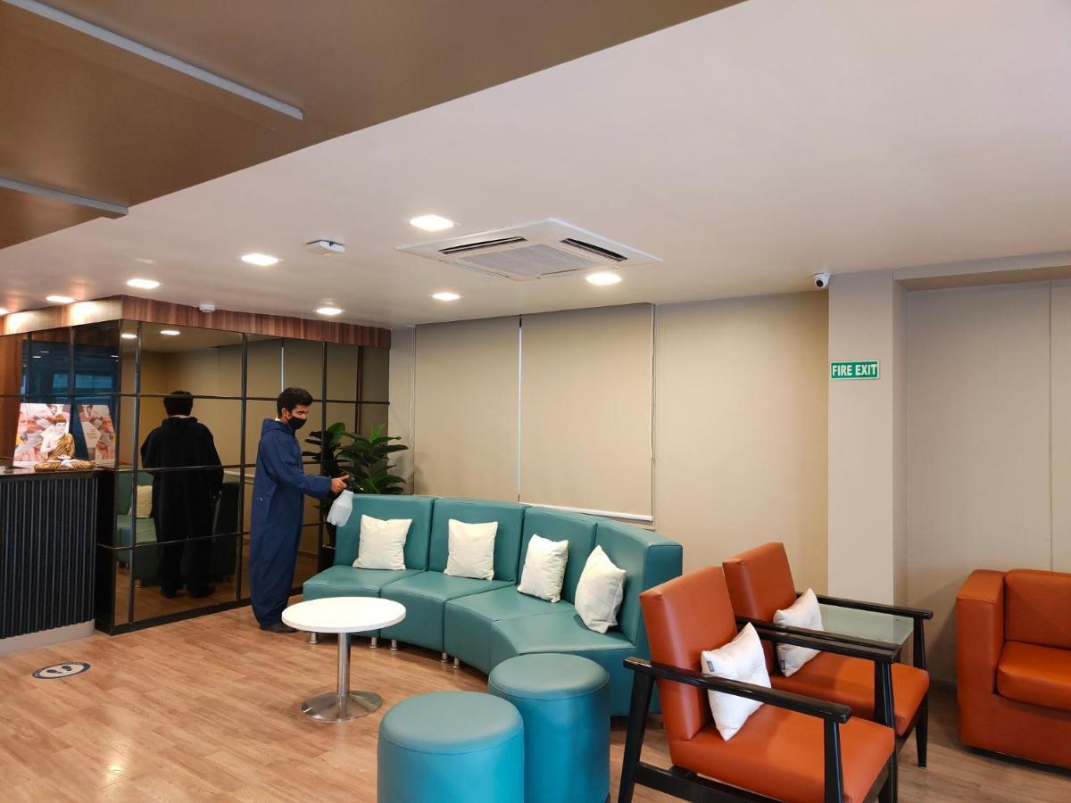 Kanak Beacon Hotel - Ashram Road アーメダバード エクステリア 写真