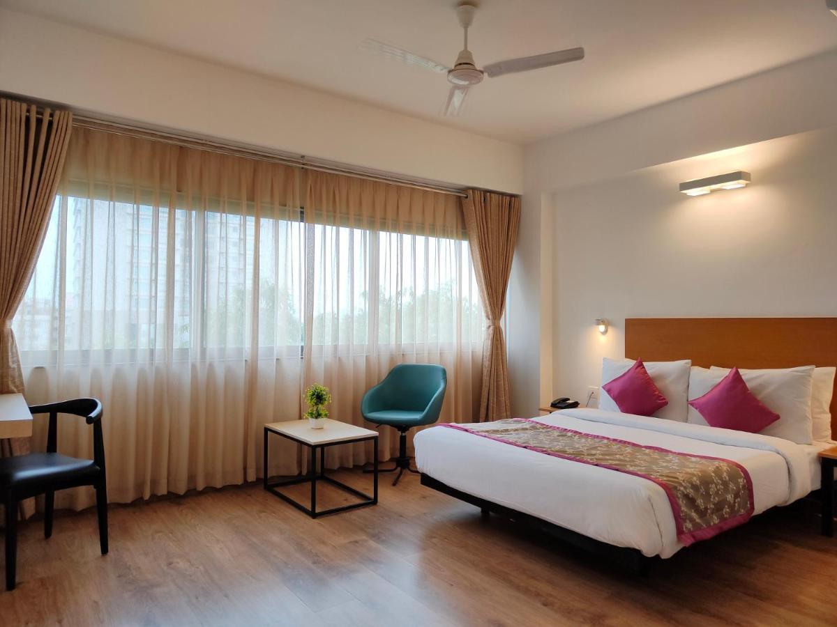 Kanak Beacon Hotel - Ashram Road アーメダバード エクステリア 写真