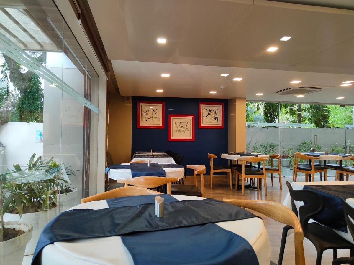 Kanak Beacon Hotel - Ashram Road アーメダバード エクステリア 写真
