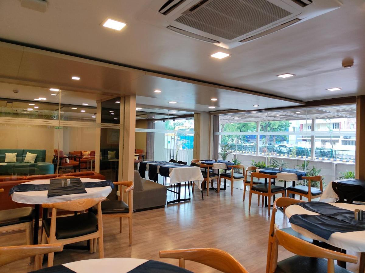 Kanak Beacon Hotel - Ashram Road アーメダバード エクステリア 写真